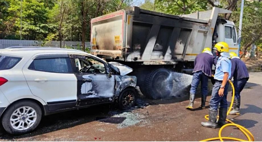 Ford EcoSport đâm xe ben bốc cháy, người đi đường phá kính cứu nữ tài xế