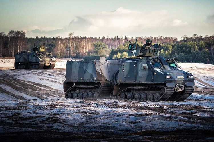 Video binh sĩ Ukraine học cách dùng xe bọc thép lội nước của Hà Lan