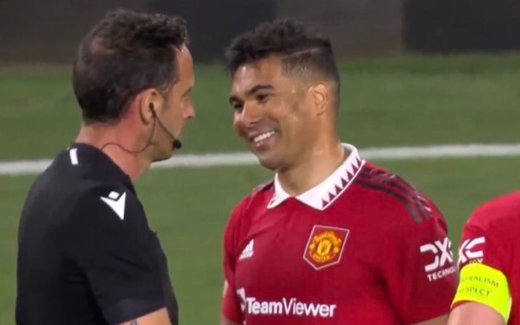 Casemiro hứng gạch đá vì cười sau khi MU thua xấu hổ Sevilla