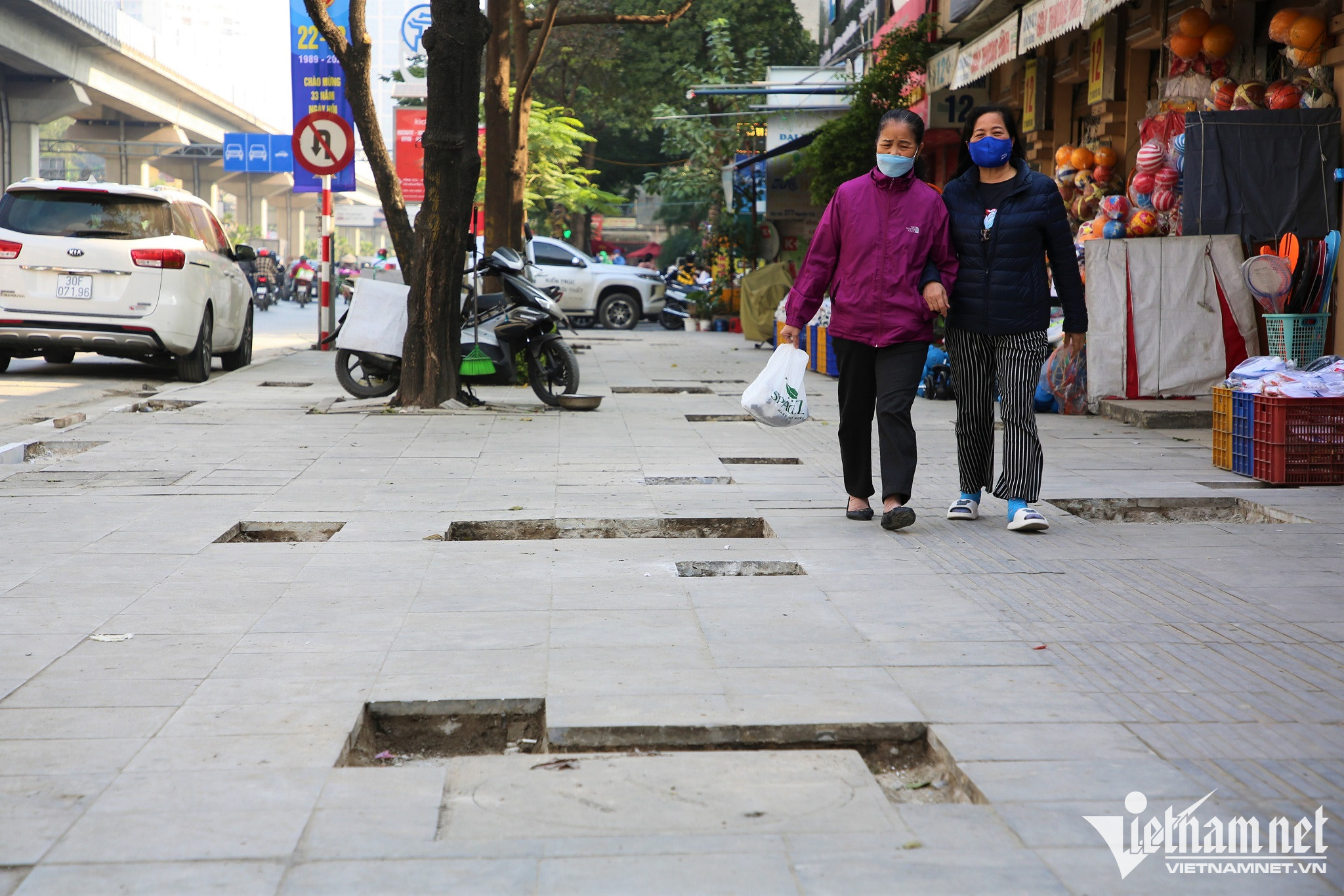 Hanoi paving stone quality criticised