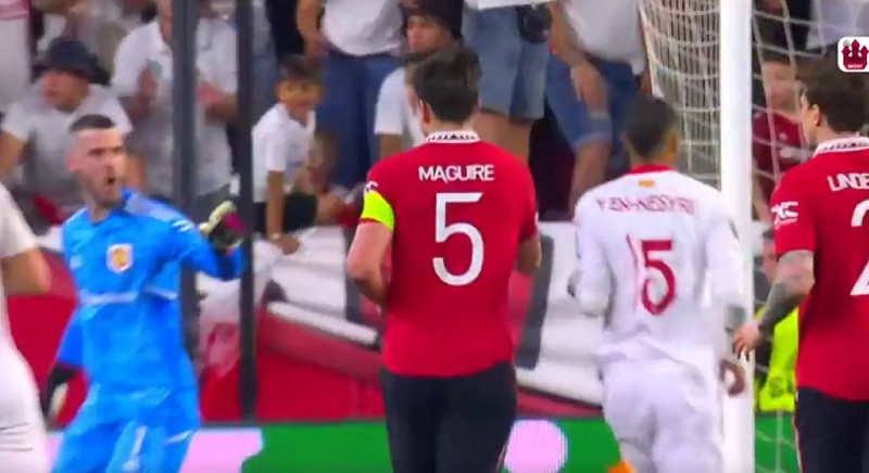 Harry Maguire bảo De Gea câm miệng sau khi khiến MU thủng lưới