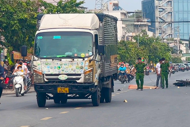 Va chạm với xe tải, nữ sinh viên năm cuối tử vong trên đường đi học về