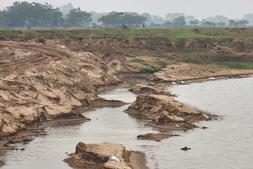 Hà Nội: 17 năm dân gửi đơn kêu khổ vì bụi bẩn từ khai thác cát ven sông Hồng