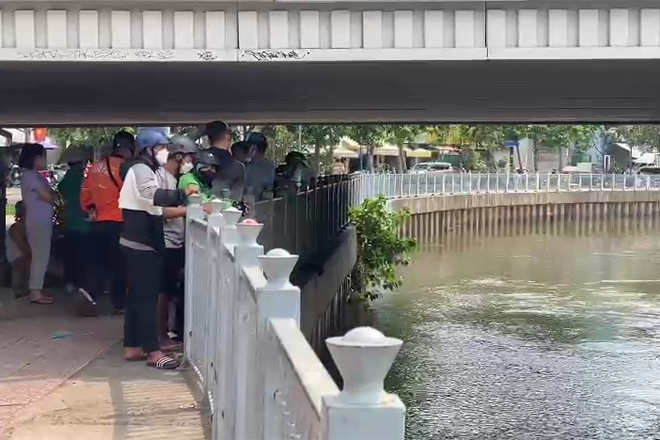 Trục vớt thi thể người phụ nữ dưới kênh Nhiêu Lộc - Thị Nghè