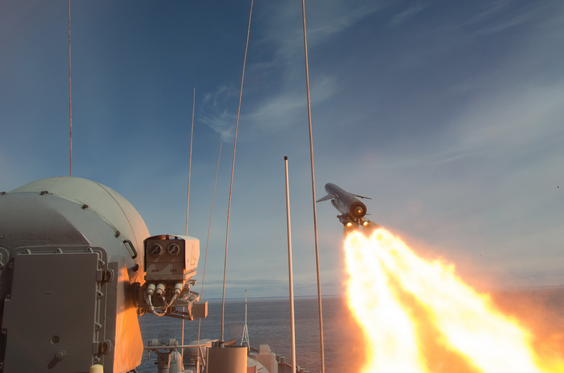 Video tàu chiến Nga bắn tên lửa trúng mục tiêu cách hàng chục km