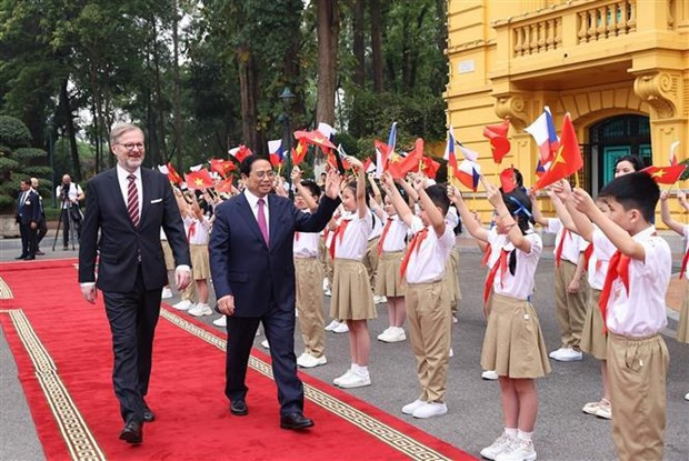 PM chairs official welcome ceremony for Czech counterpart hinh anh 2