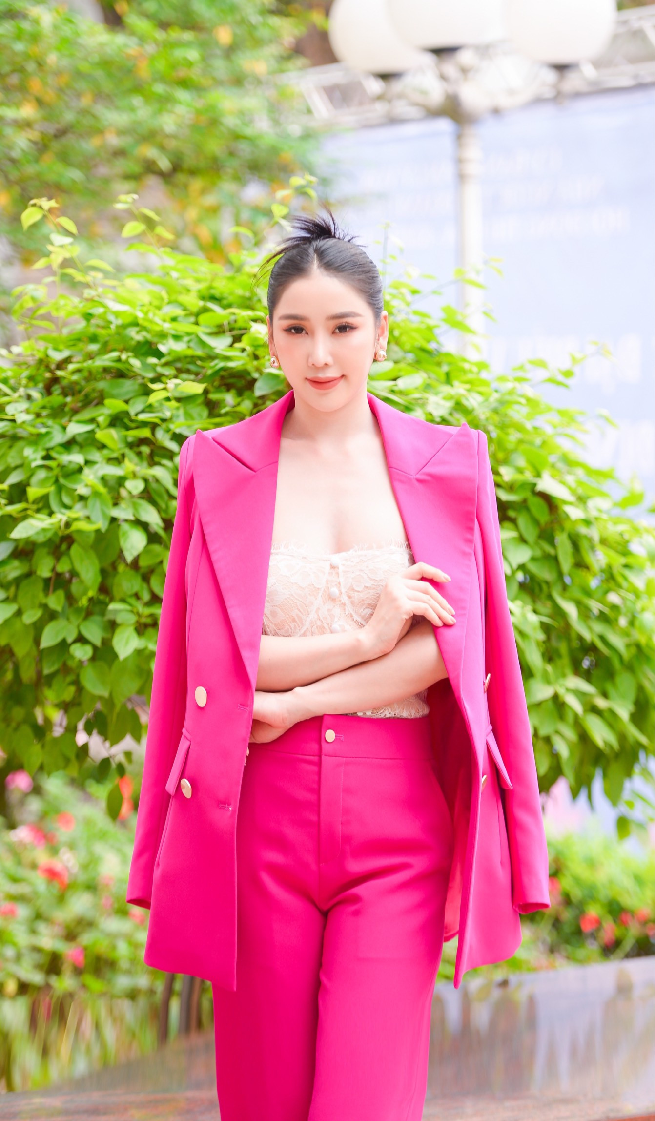 Vẻ ngoài gợi cảm của người đẹp Trịnh Thanh Hồng