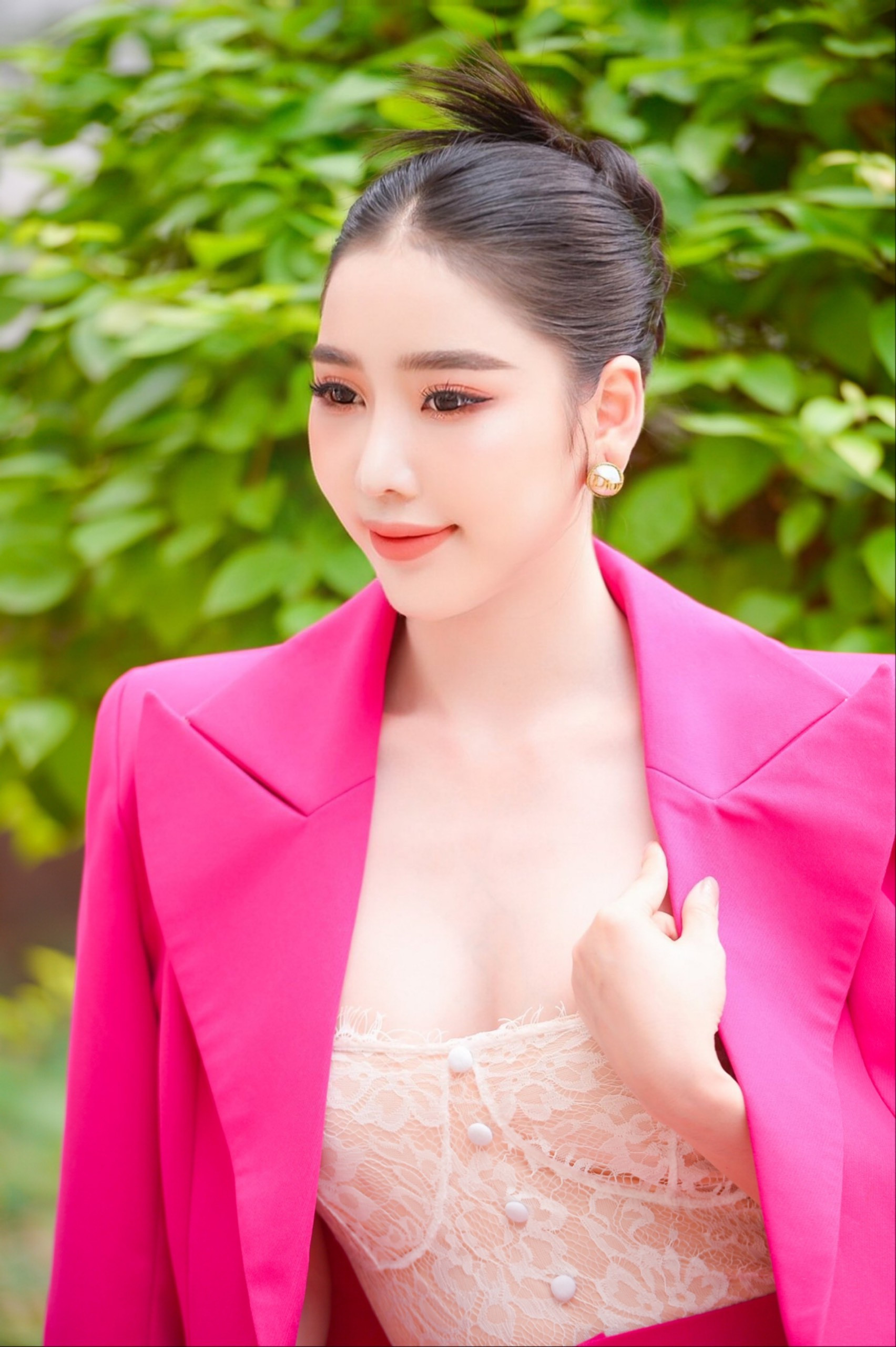 Vẻ ngoài gợi cảm của người đẹp Trịnh Thanh Hồng