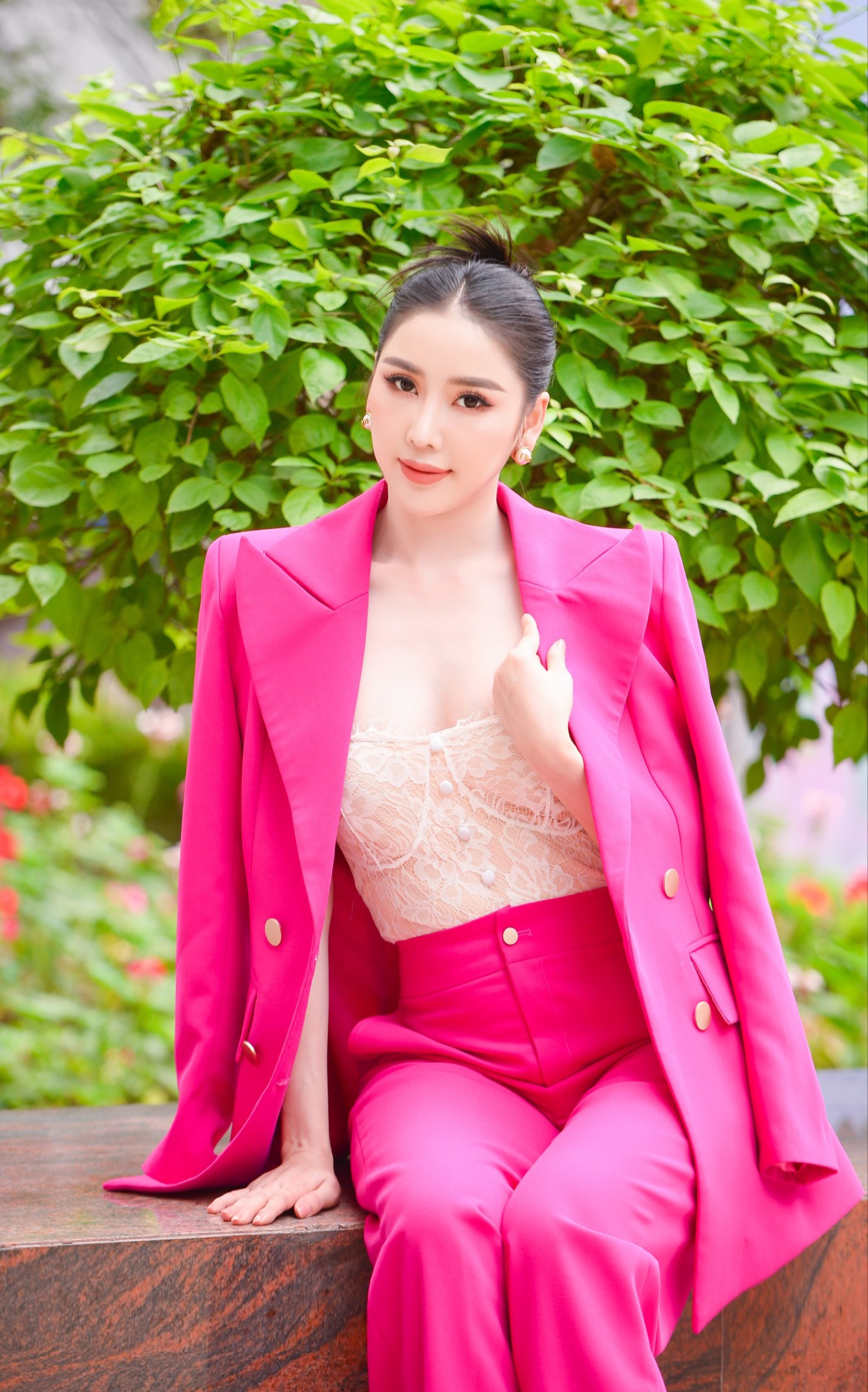 Vẻ ngoài gợi cảm của người đẹp Trịnh Thanh Hồng