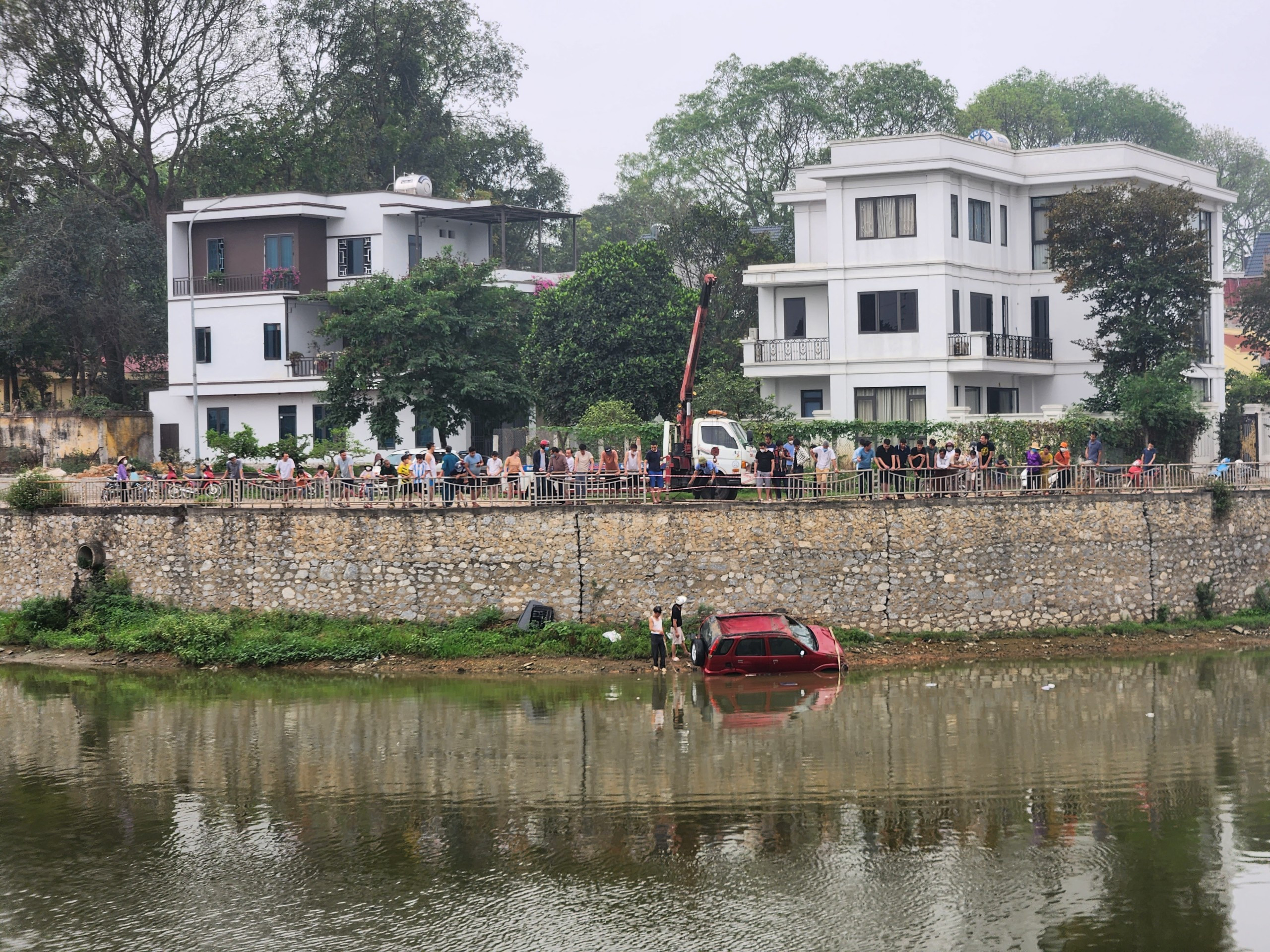 Ô tô lao xuống hồ vì... tránh xe khác ở Vĩnh Phúc