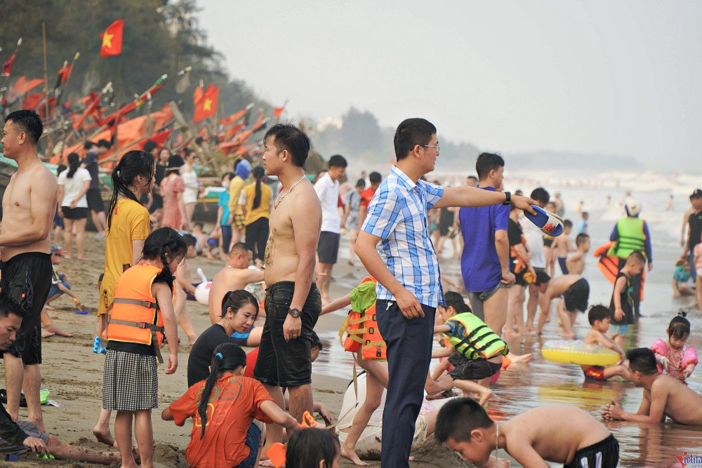 Bãi tắm Sầm Sơn ken cứng du khách trước giờ khai mạc du lịch biển