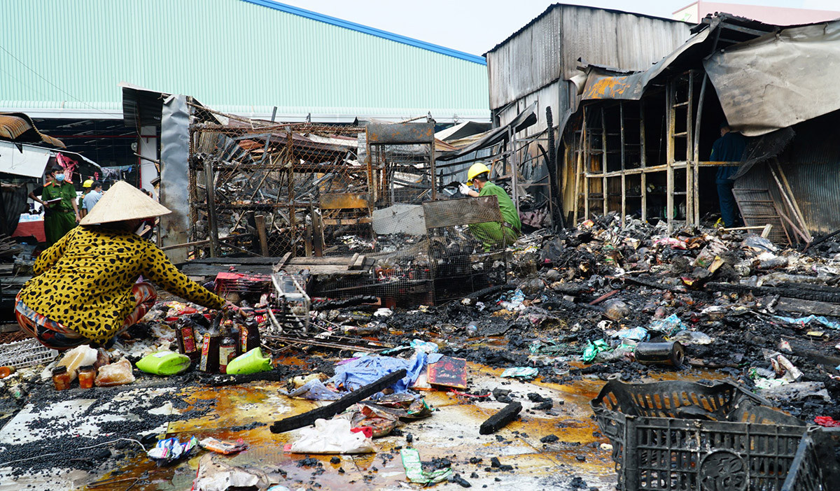 Tiểu thương chợ Bình Thành sau vụ cháy kinh hoàng: 'Chúng tôi trắng tay rồi'
