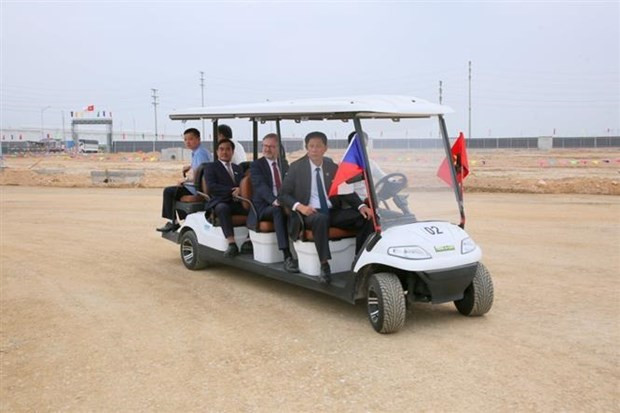 Czech PM visits Skoda Auto automobile assembly plant in Quang Ninh hinh anh 1