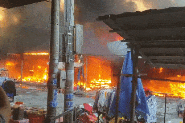Cháy chợ ở Đồng Tháp, nhiều kiốt bị thiêu rụi