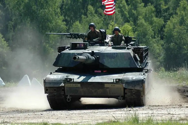 Lính Ukraine học lái xe tăng Mỹ, Kiev bị tố âm mưu ám sát quan chức thân Nga