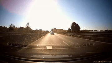 Kinh hoàng cảnh tấm kim loại từ xe tải bay thẳng vào ô tô trên cao tốc