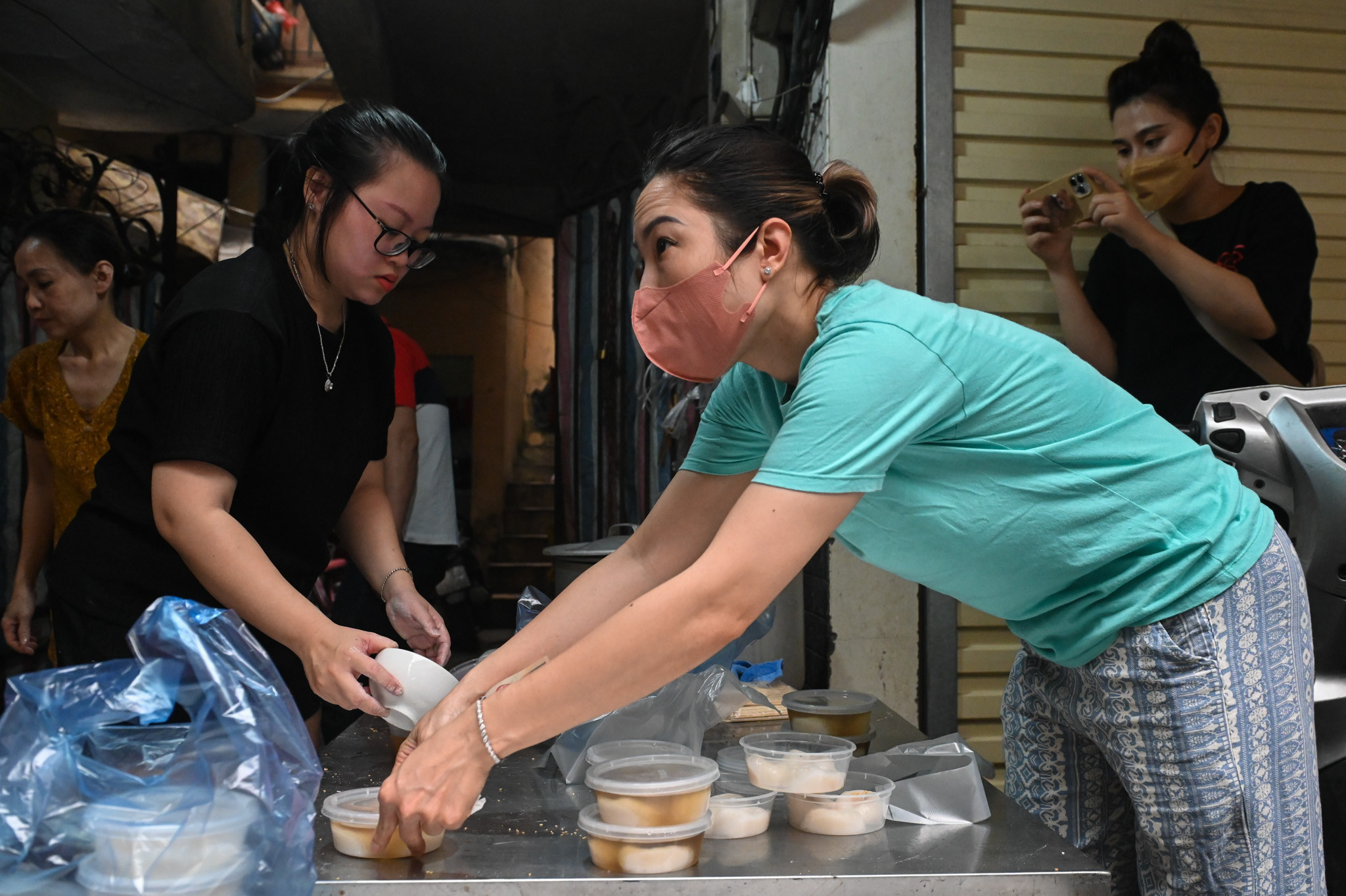 Cảnh mua bán bánh trôi, chay tấp nập ở 'chợ nhà giàu' Hà Nội