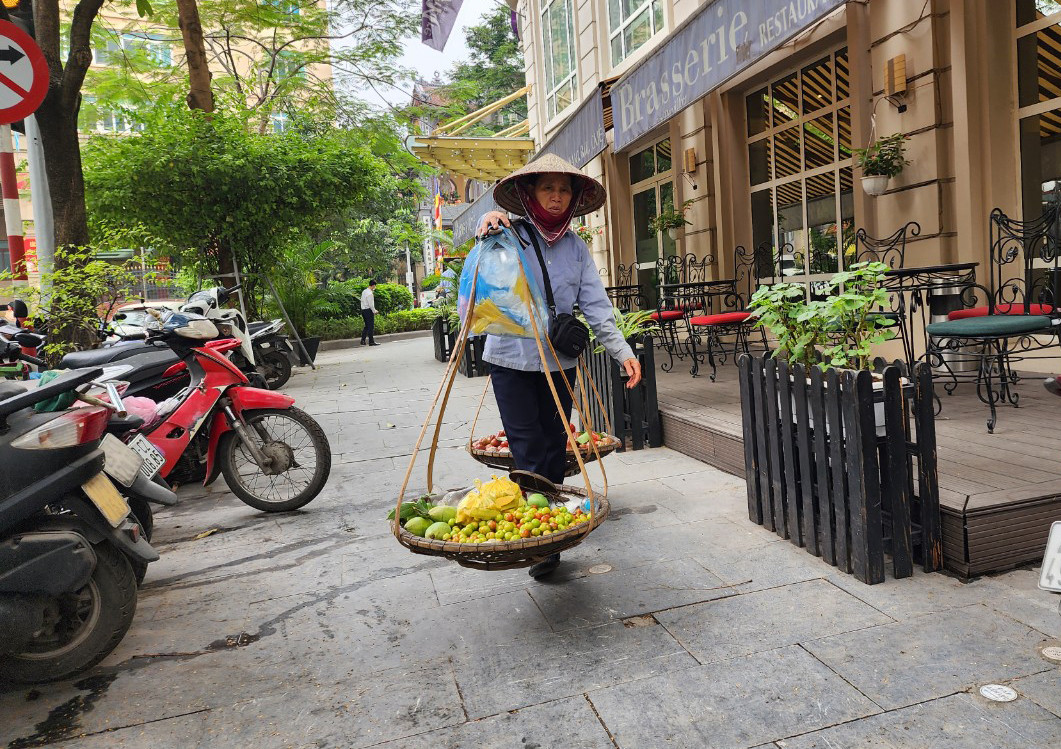 Ý tưởng cho thuê vỉa hè ở Hà Nội làm điểm kinh doanh nhận được nhiều ý kiến khác nhau. Theo bà Bùi Thị An, đại biểu Quốc hội khoá XIII, ‘kinh tế vỉa hè’ là một phần của ngành dịch vụ. Tuy nhiên, Hà Nội cần phải nghiên cứu kỹ vỉa hè tuyến phố nào đủ điều kiện cho thuê làm dịch vụ phục vụ du khách.