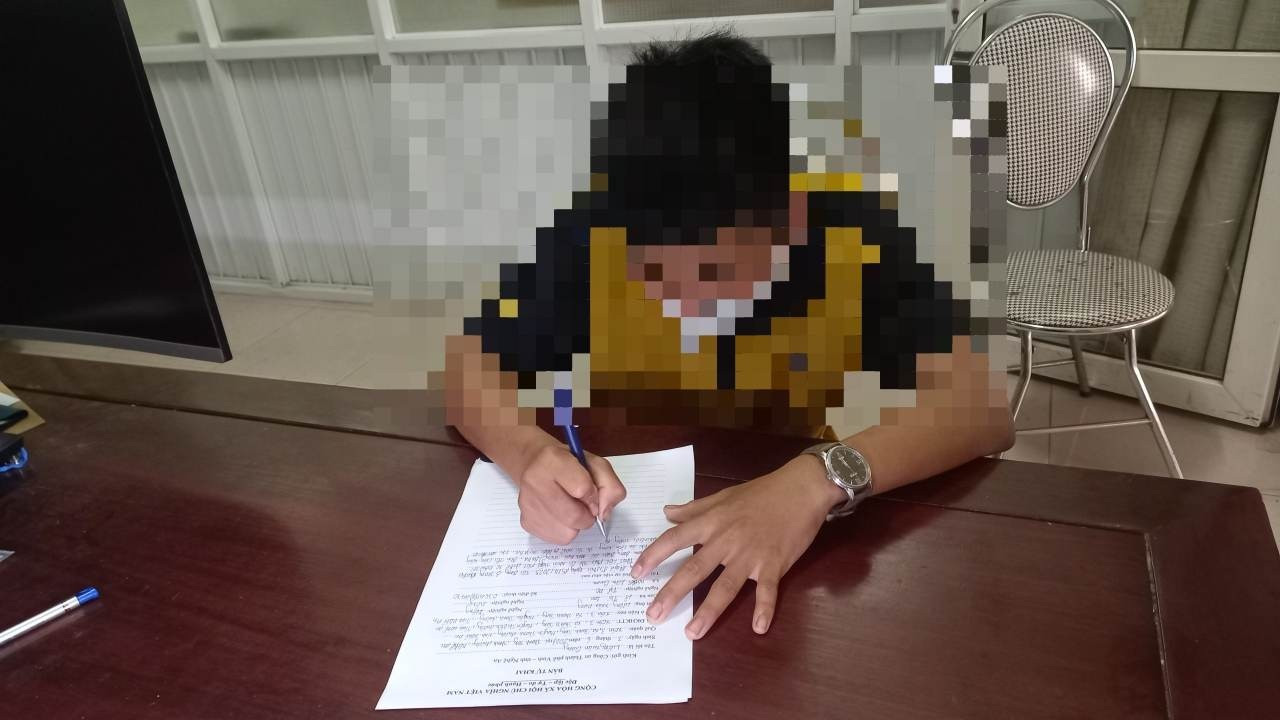 nhân viên gara - người được cho là đã lái ô tô của khách mang đến rửa rồi làm hư hỏng và vứt ngoài bãi rác