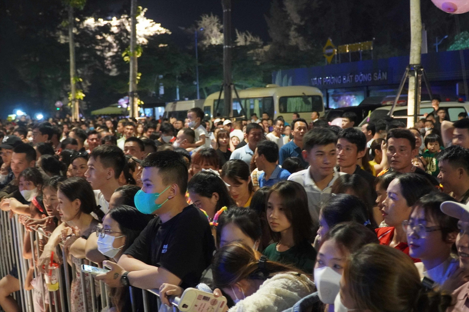 Du khách bị cướp giật, móc mất điện thoại trong đêm lễ hội Sầm Sơn