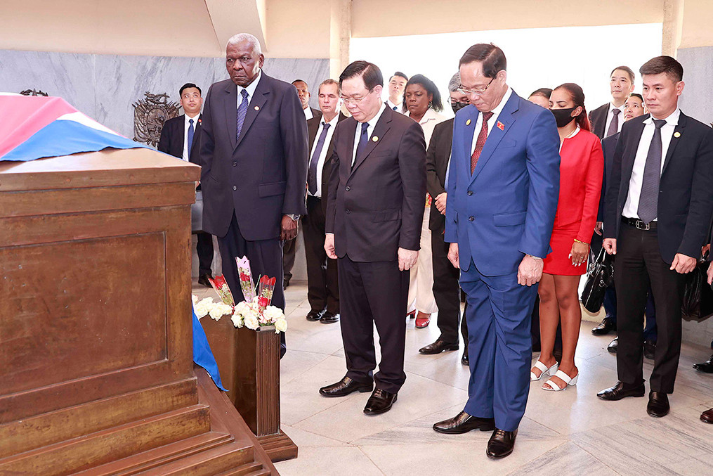 Chủ tịch Quốc hội Vương Đình Huệ thăm thành phố Anh hùng của Cuba