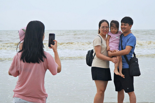 Bãi biển đầy rác ở Thanh Hóa đã được dọn sạch, du khách thích thú check-in