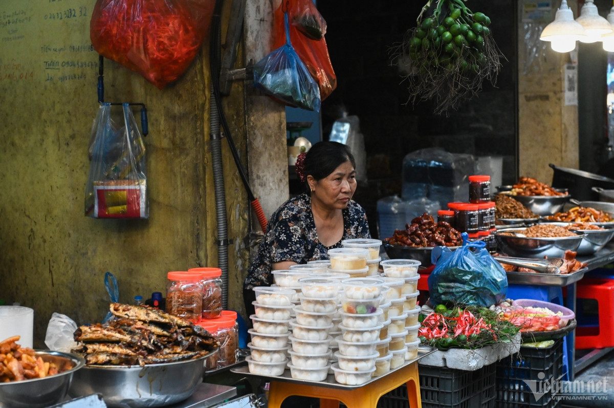 floating cakes for cold food festival in vietnam picture 2