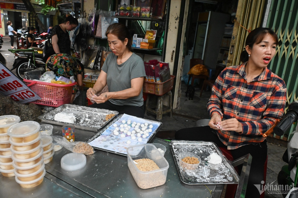 floating cakes for cold food festival in vietnam picture 3