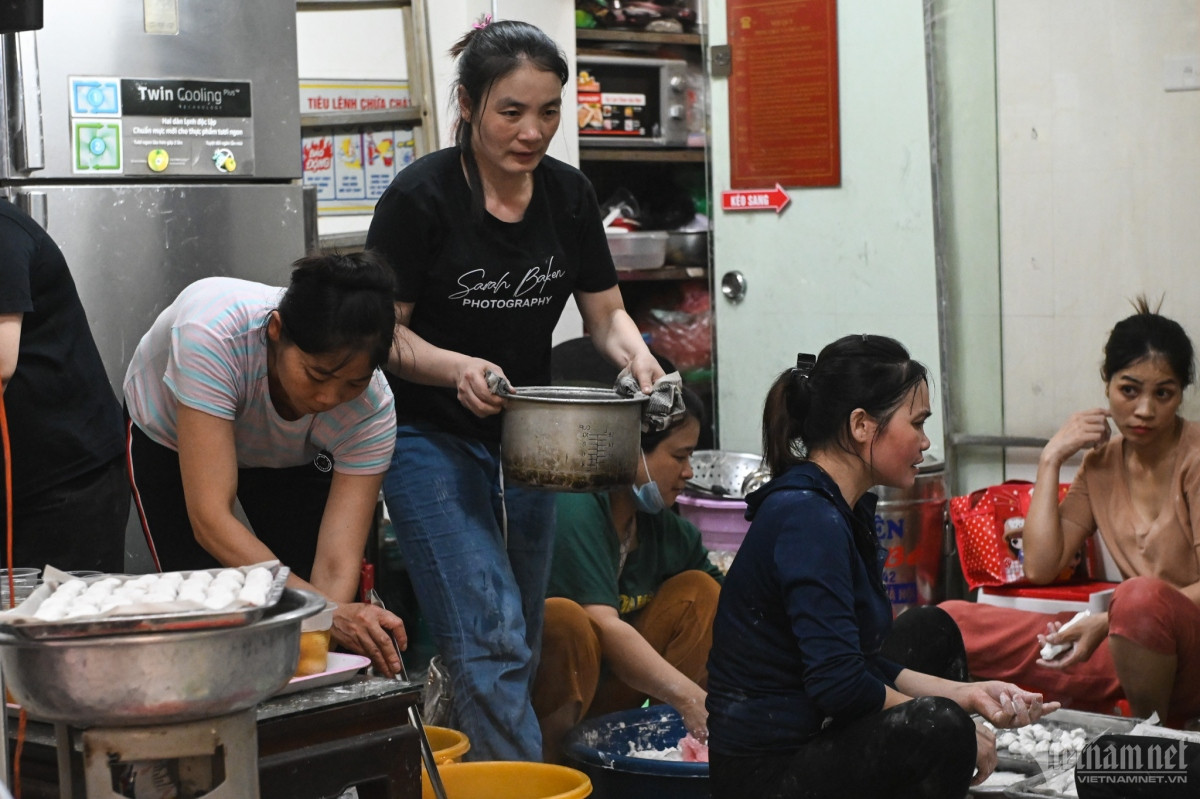 floating cakes for cold food festival in vietnam picture 7