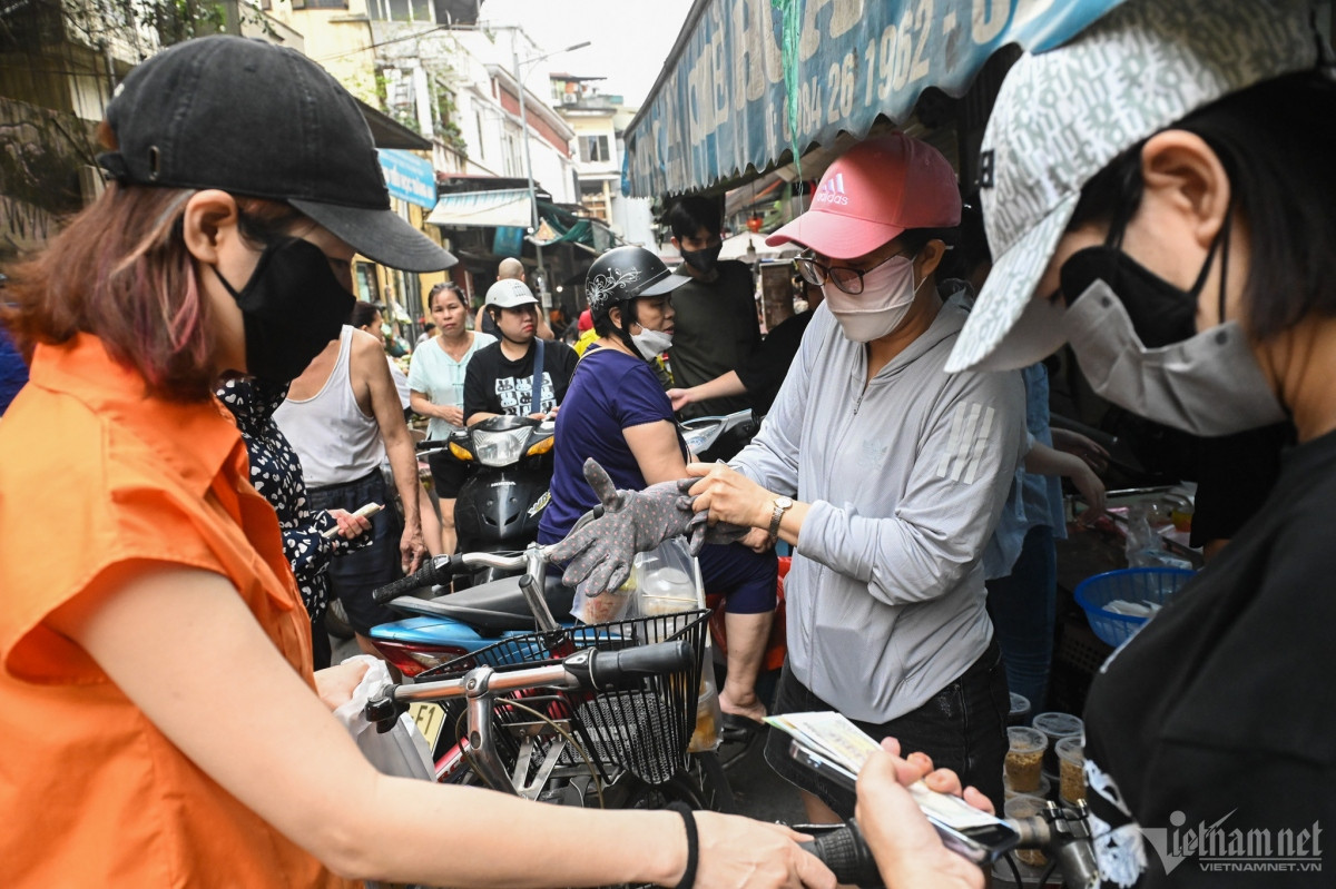 floating cakes for cold food festival in vietnam picture 8