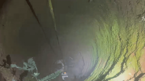 Clip nghẹt thở kéo cô gái từ dưới giếng sâu 18 mét
