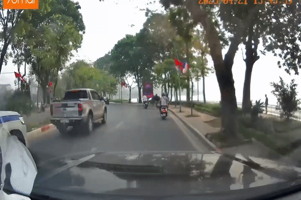 Phạt nam tài xế lái ô tô bán tải cản trở đoàn xe ưu tiên ở Hà Nội