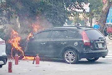 Ô tô Hyundai i30 đang đỗ trong sân bốc cháy dữ dội