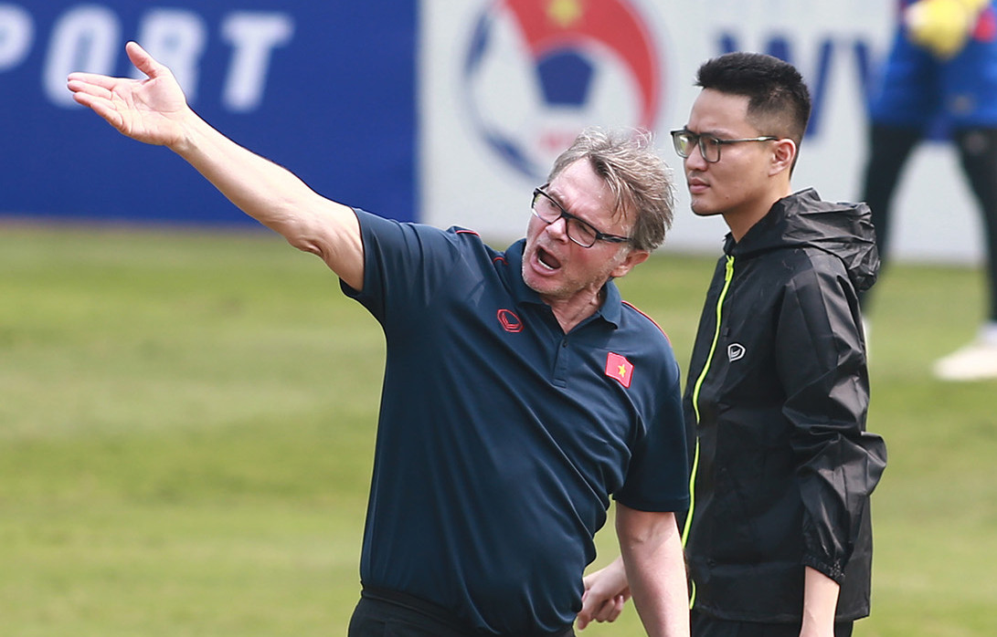 'HLV Philippe Troussier tinh quái, U22 Việt Nam vào chung kết SEA Games'