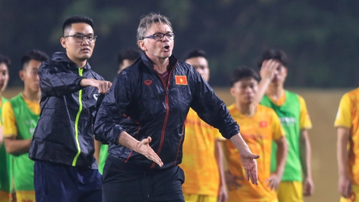 philippe troussier crosses out seven names ahead of sea games 32 picture 1