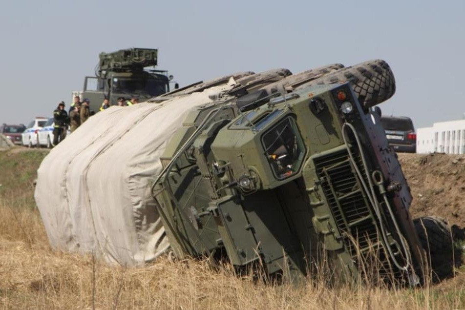 Xe tải chở hệ thống tên lửa S-400 của Nga lao xuống mương vì tài xế say rượu