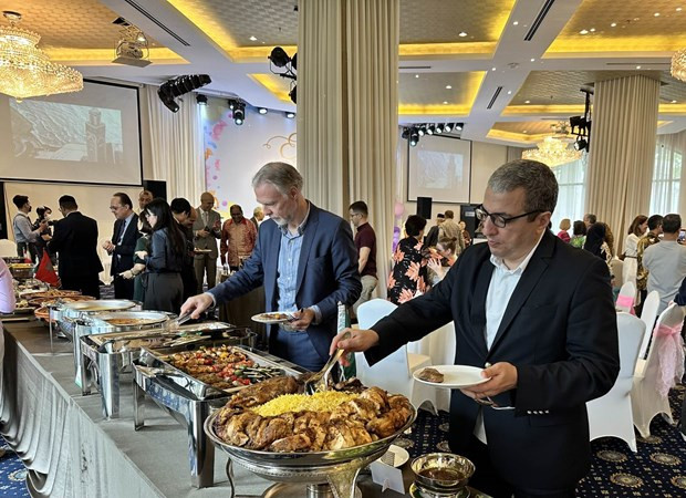 Saudi Arabian Embassy, embassies of Muslim countries in Vietnam celebrate Eid Al-Fitr hinh anh 2