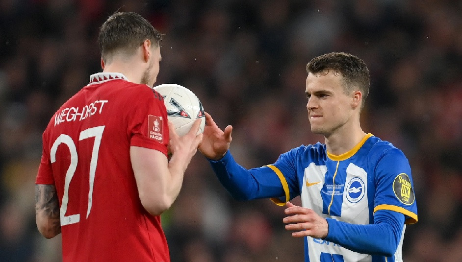 Wout Weghorst 'làm phép' để Brighton thua MU trong loạt đấu 11m