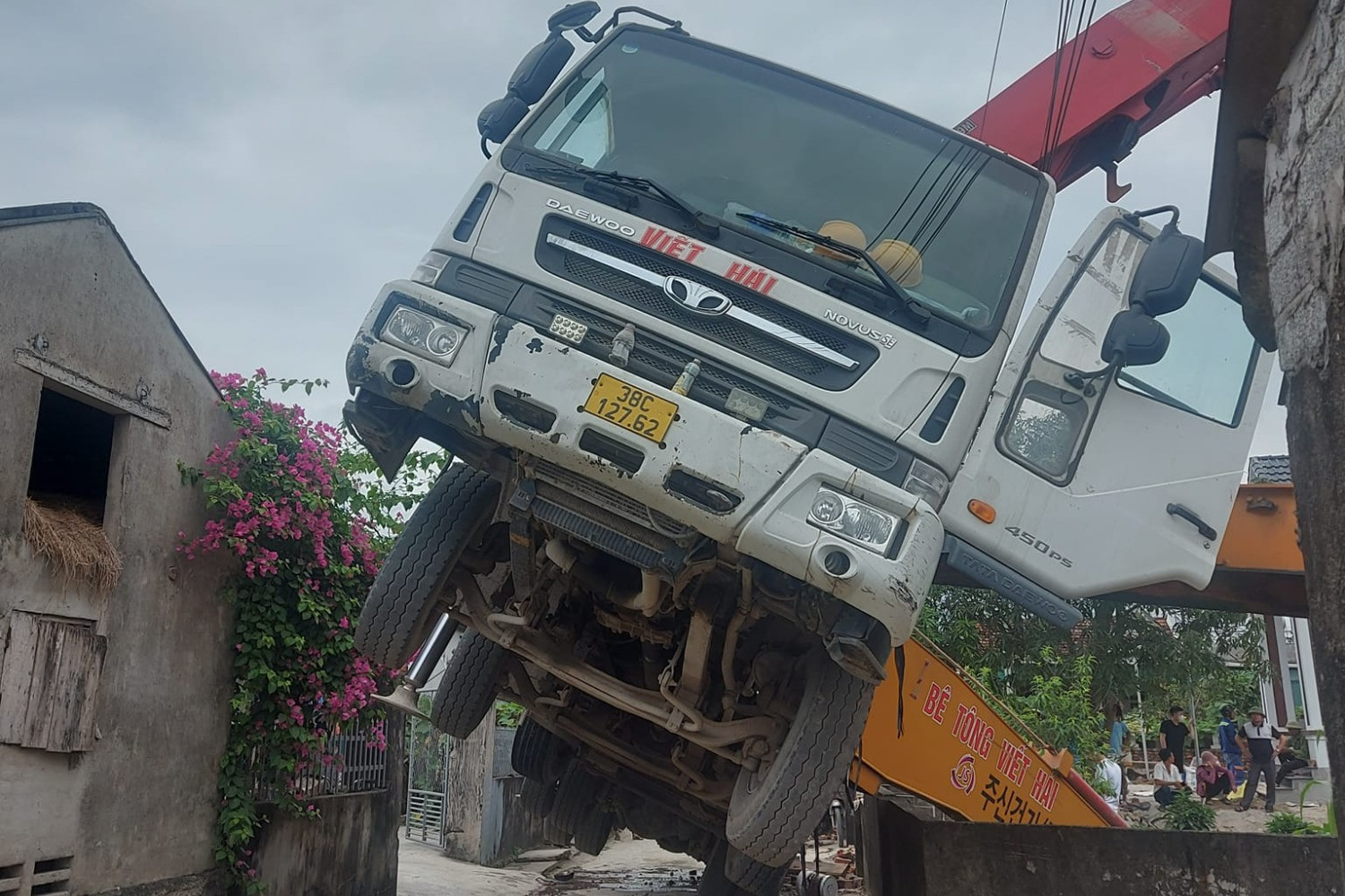 Xe bơm bê tông lật nghiêng khiến 1 người tử vong