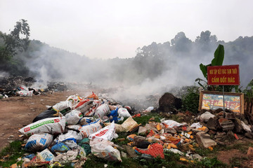 Khói nghi ngút từ bãi rác tạm 'tra tấn' người dân ở Vĩnh Phúc
