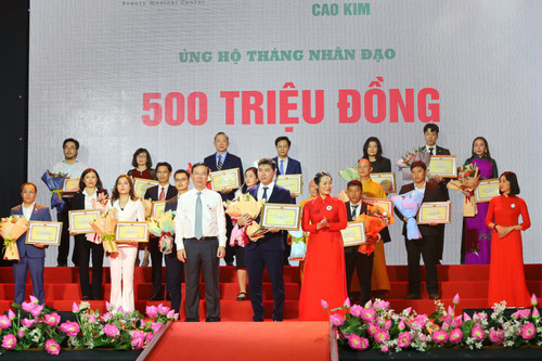 Phòng khám thẩm mỹ Cao Kim ủng hộ Tháng nhân đạo 500 triệu đồng