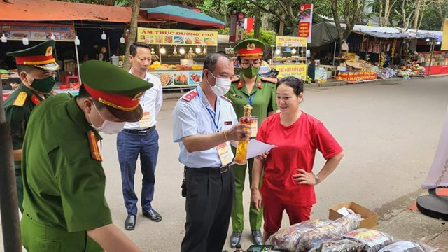 Không để xảy ra tình trạng tăng giá, chèo kéo khách ở Đền Hùng