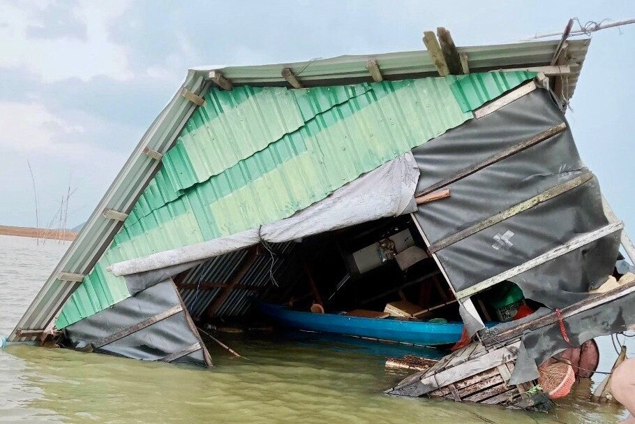 Mưa giông nhấn chìm nhiều lồng bè nuôi cá, nhiều hộ dân trắng tay