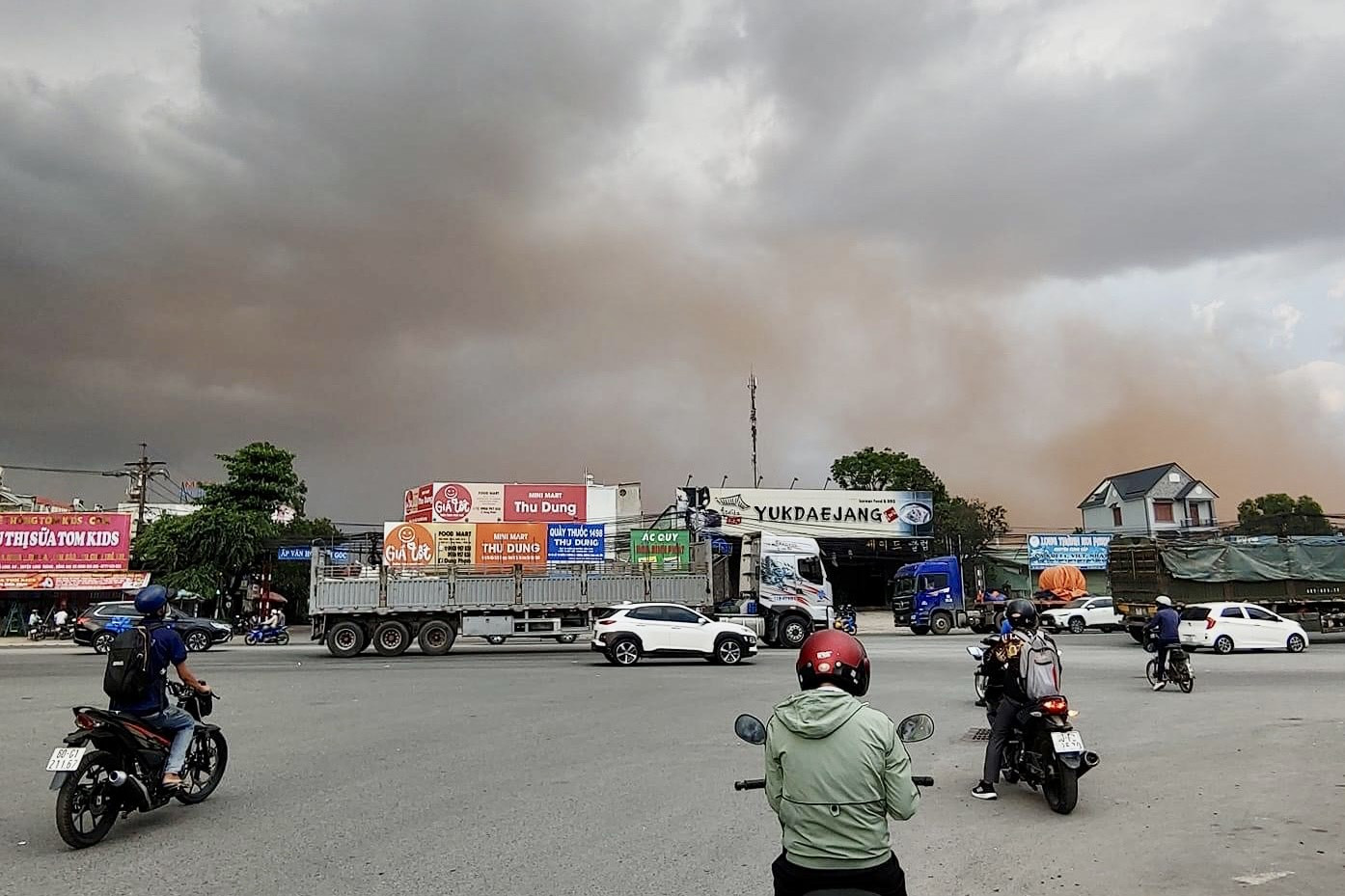 Giông lốc cuốn bụi sân bay Long Thành lơ lửng trùm lên nhiều hộ dân