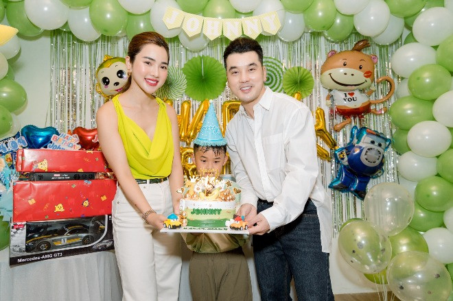 42 tuổi, Ưng Hoàng Phúc có tổ ấm viên mãn bên vợ và 3 con