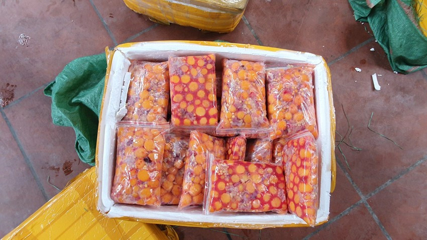 Phát hiện thịt trâu hết hạn, trứng non bốc mùi suýt tuồn ra thị trường ảnh 1