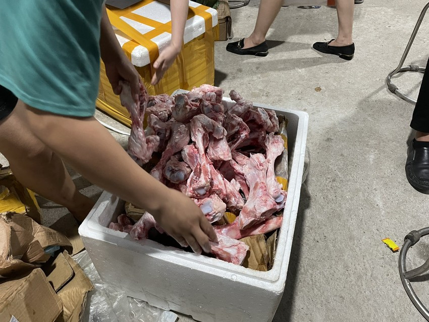 Phát hiện thịt trâu hết hạn, trứng non bốc mùi suýt tuồn ra thị trường ảnh 2