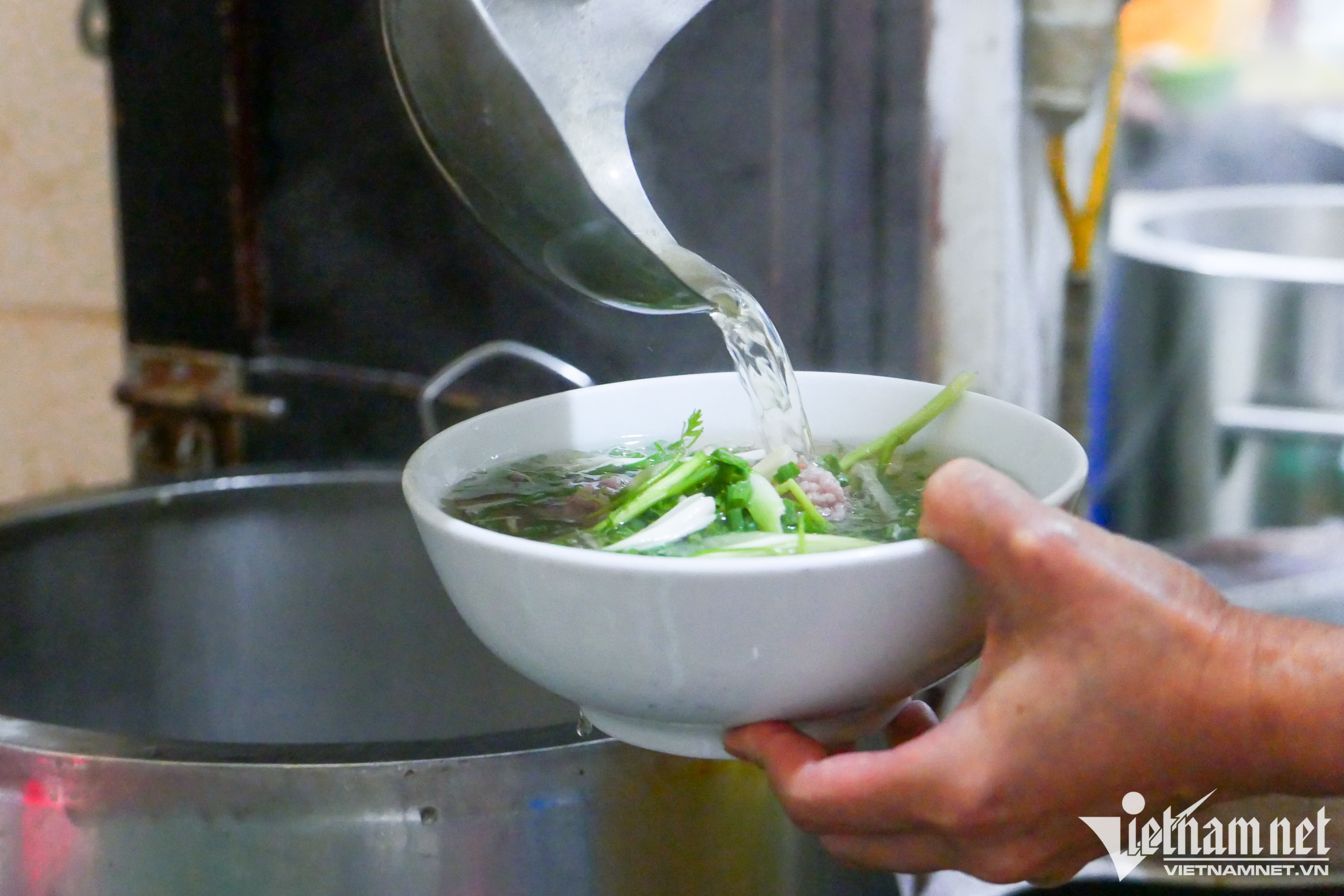 Quán 'phở khổ' ở Hà Nội, khách lách ngõ hẹp vào ăn trong 'lô cốt'