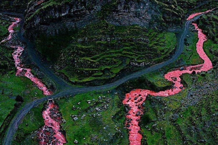 Dòng sông đỏ dị thường ở Peru