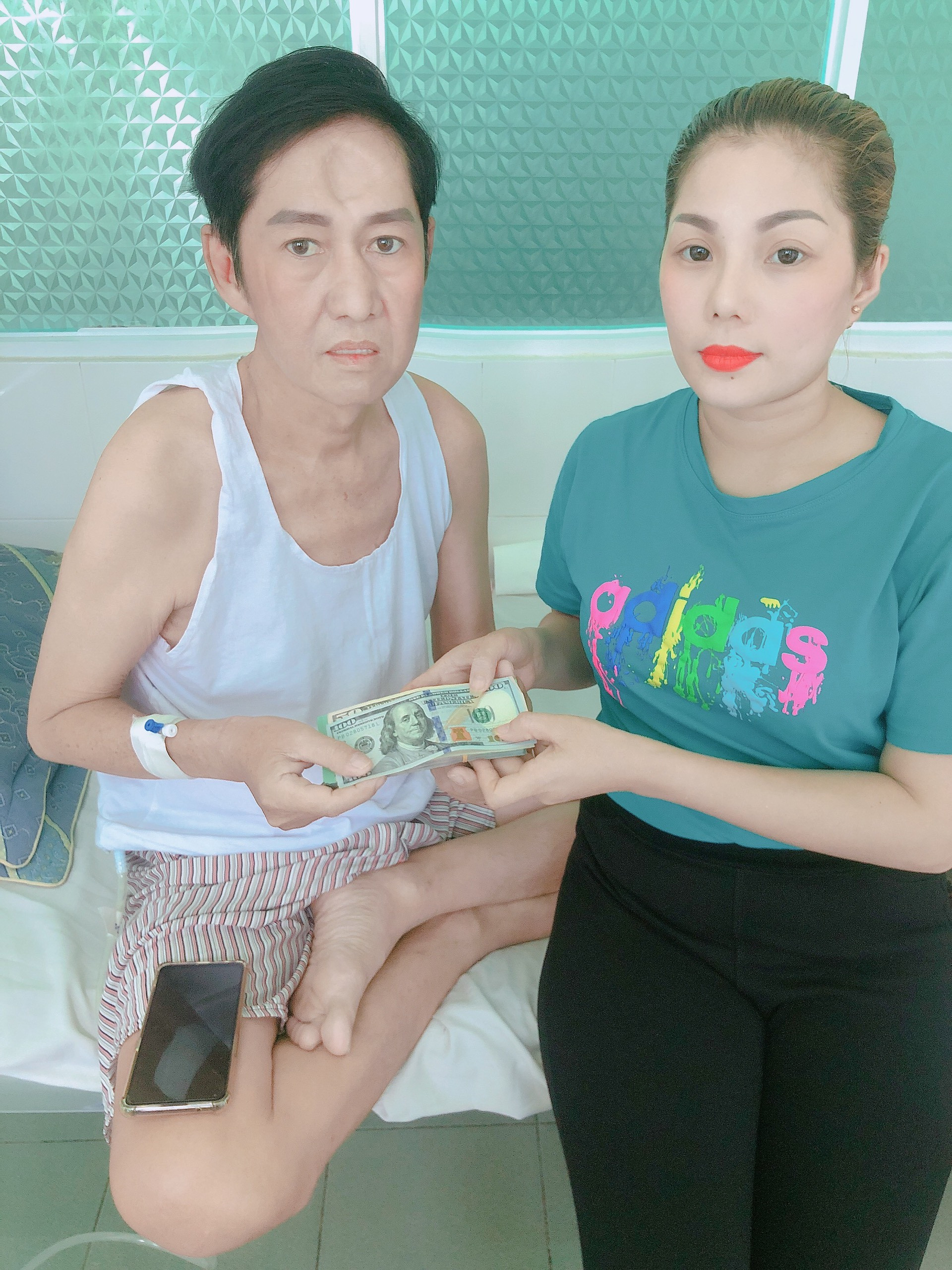 Bình Tinh trao 73 triệu đồng cho Sỹ Ben khốn đốn vì tràn dịch màng phổi